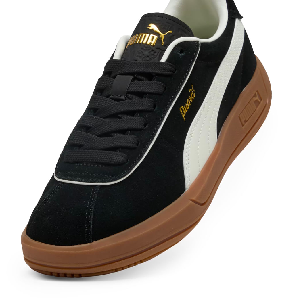 Tênis Puma Klassika feminino preto visto de frente destacando seu design e conforto